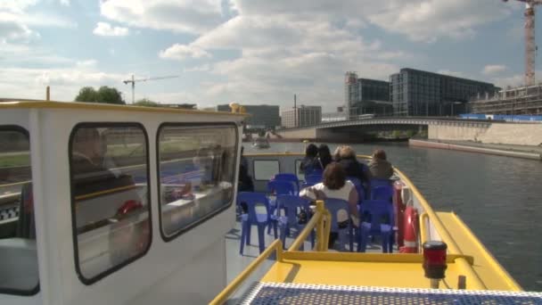 Turista Barcos Excursión Río Spree Berlín Turistas Escupen Cerca Las — Vídeo de stock