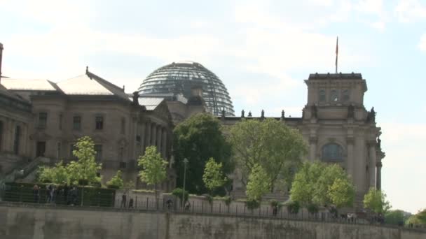 View River Reichstag Building Berlin Sightseeing Boats River — Stock Video