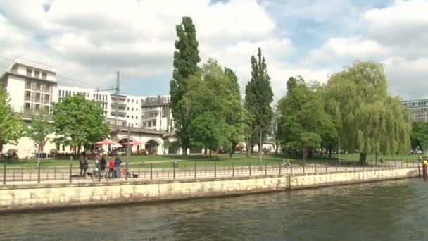 Vista Desde Río Spree Hasta Los Edificios Parques Berlín — Vídeos de Stock