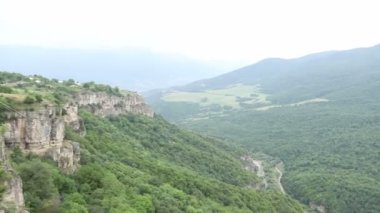 Panoramik dağlar yaz mevsiminde yeşil ormanı tepeden görüyor.
