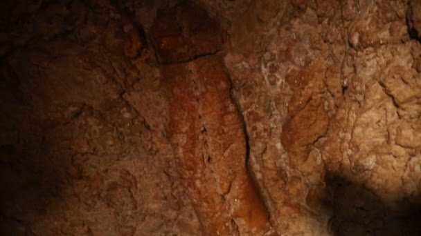Caverna Natural Rocha Uma Caverna Subterrânea Com Belas Pedras Iluminadas — Vídeo de Stock
