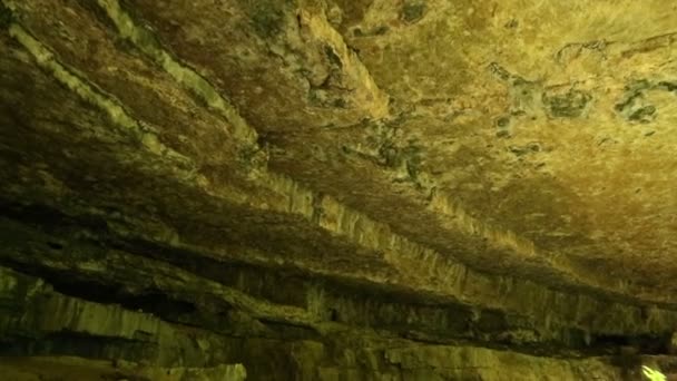 Природна Печера Скелі Печера Яка Під Землею Красивими Підсвіченими Каменями — стокове відео