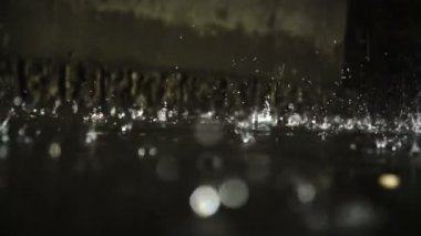 Yağmur damlaları gölcüklere vuruyor.