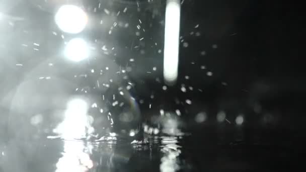 雨滴在黑暗中击中水坑特写慢镜头 — 图库视频影像
