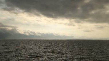 Doğal Göl Manzarası. Dağlar ve Ormanlar Arkaplanıyla Su Katındaki Yansıma. Dalgalanan suyun üzerindeki bulutların yansıması. Nasty Day 'de Manzara