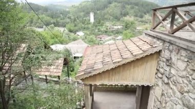 Ahşap merdiven ve balkon. Ormanın ortasında eski bir evde lamba var.