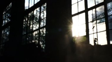 Eski fabrikanın vitraylı pencerelerinden güneş parlaması - 4K