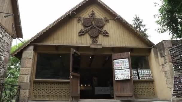 Dilijan Armenia Julio 2019 Tienda Recuerdos Madera Pueblo — Vídeo de stock