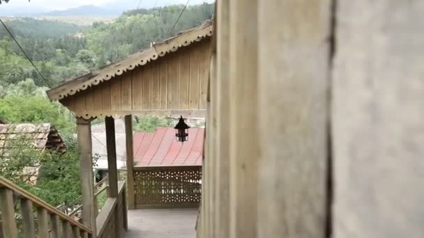 Drewniane Schody Balkon Lampą Starym Domu Środku Lasu — Wideo stockowe