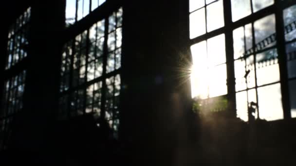 Відблиск Сонця Від Вітражів Старого Заводу — стокове відео