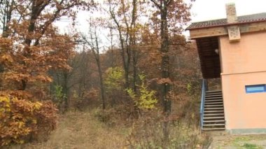 Dilijan, Ermenistan - Kasım 2018 - Sonbaharda ormanda iki katlı bir ev. Çiftlik hayatı, köy manzarası konsepti