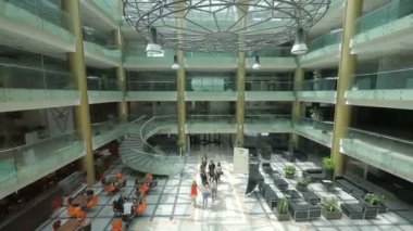 Erivan, Ermenistan - Mayıs 2019 - İş merkezinin içinden yükselen ve şehre bakan gökdelen cam asansörden görüntü. Modern ofis binasının asansörü.,