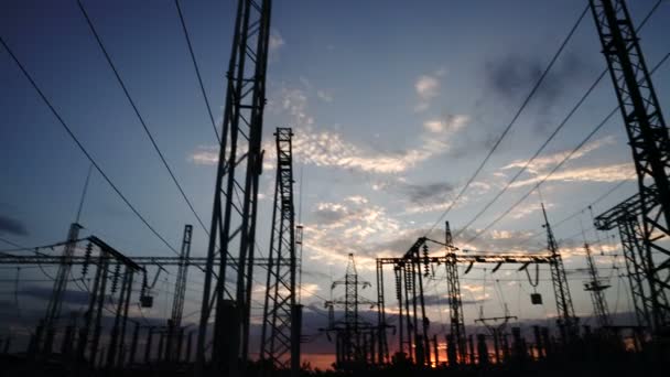 Panoramablick Auf Ein Kraftwerk Und Stromnetztürme Bei Sonnenuntergang Umweltverschmutzung Und — Stockvideo