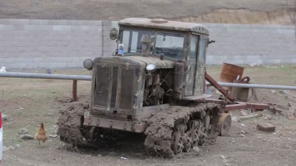 Pueblo Una Vieja Excavadora Está Barro Las Gallinas Caminan Alrededor — Vídeos de Stock