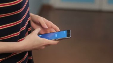 Kız gergin ve telefonu elinde tutuyor.