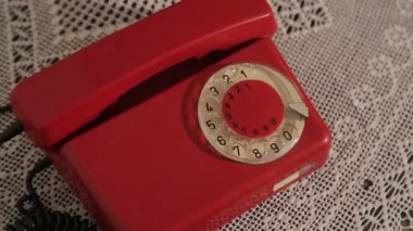Kırmızı bir Rotary arama telefonu çalıyor. Eski usul bir telefondan arıyorum. Kırmızı antika telefon. Retro telefon susmak bilmedi. Eski telefonlara cevap vermek, konuşmak, sohbet etmek..