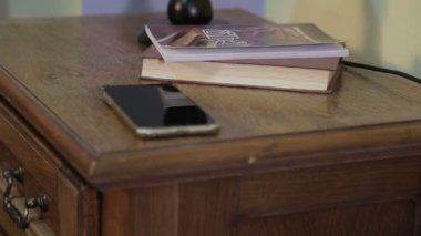 Telefona SMS geliyor. Akıllı telefon aygıtında yeni e- posta bildirimi.