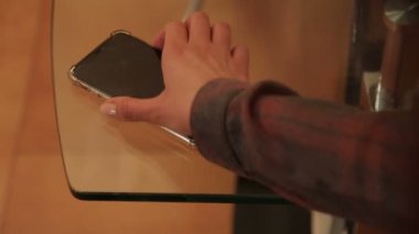 Telefon çalıyor. Akıllı telefondan gelen çağrıya cevap veriyorum. Akıllı telefon, arabada arama yapıyor. Telefon yatağın üzerinde çalar. Maç sırasında telefon çalıyor. Elinde akıllı telefon şıngırtısı.