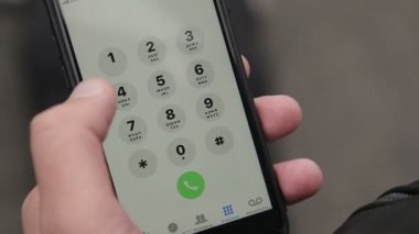 Bir numara çevirin ve arayın. Telefondaki numarayı çevir, telefondaki dokunmatik ekranı. Akıllı telefon aygıtını aramak için bir telefon numarası çeviriliyor. 