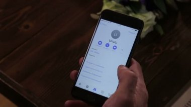 Bir numara çevirin ve arayın. Telefondaki numarayı çevir, telefondaki dokunmatik ekranı. Akıllı telefon aygıtını aramak için bir telefon numarası çeviriliyor. 
