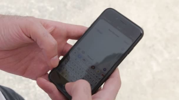 Scrive Messaggio Cellulare Telefono Nelle Sue Mani — Video Stock