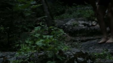 Adam ormandaki Şelale 'de Nehir Havuzu' na atlamış. Uçurumdan atlayıp nehrin kenarındaki şelaleye atlayan bir adam.. 