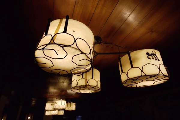 Luces cálidas en un restaurante — Foto de Stock
