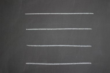 bir kara tahta üzerinde eğitim