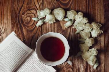 Bir tabloda çay fantezi