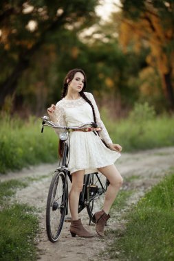 Beyaz elbiseli güzel kız