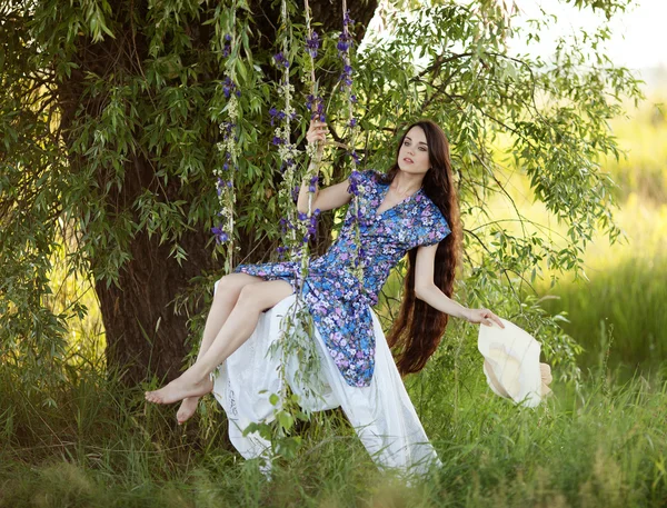 Provence histoire d'une belle fille aux cheveux longs et foncés . — Photo