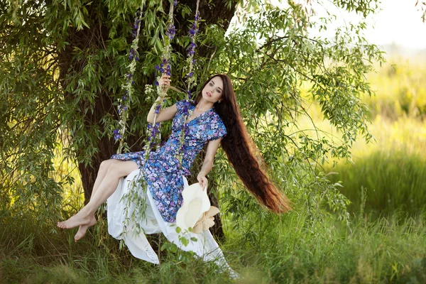 Provence příběh krásné dívky s dlouhými tmavými vlasy. — Stock fotografie