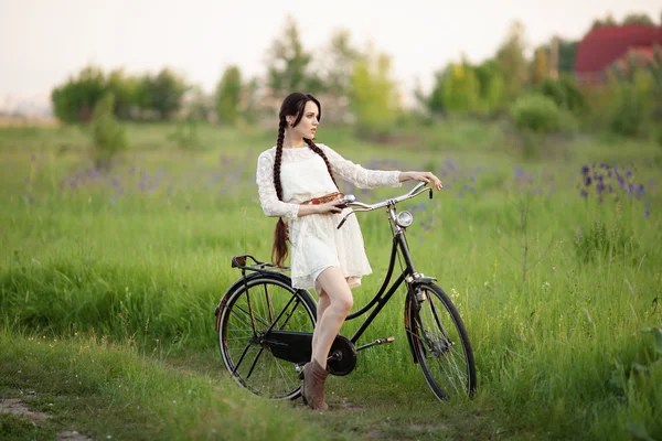 Bella ragazza in abito bianco vintage — Foto Stock