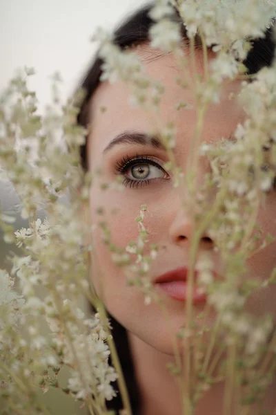 Retrato de una hermosa chica con flores blancas . —  Fotos de Stock