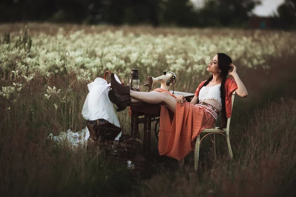 夏の野のテーブル近くに立っている長い黒髪を持つ少女. — ストック写真