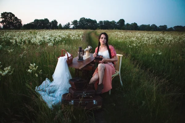 夏の野のテーブル近くに立っている長い黒髪を持つ少女. — ストック写真