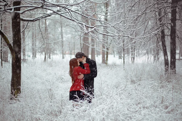 Storia d'amore invernale in rosso — Foto Stock