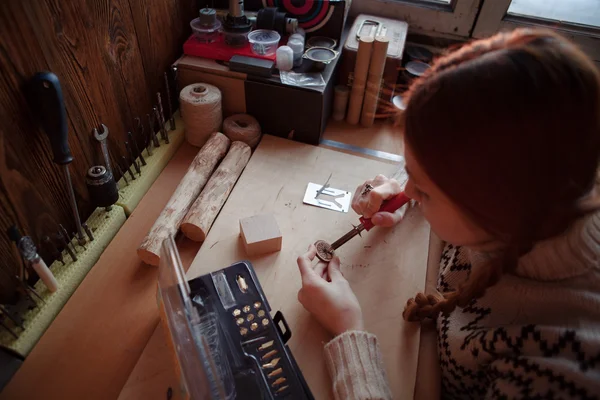 Pyrography workshop by redhead girl — Stock Photo, Image