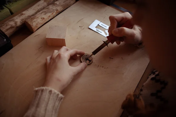 Kızıl saçlı kız tarafından ağaç Atölyesi