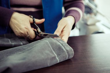 İş yerinde profesyonel terzi.