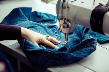 İş yerinde profesyonel terzi.