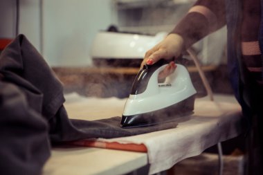 İş yerinde profesyonel terzi.