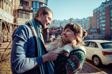 Erkek ve kadın ile onların köpek Street yürüyüş.