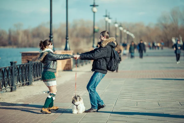 Hombre y mujer paseando con su perro en la calle . —  Fotos de Stock
