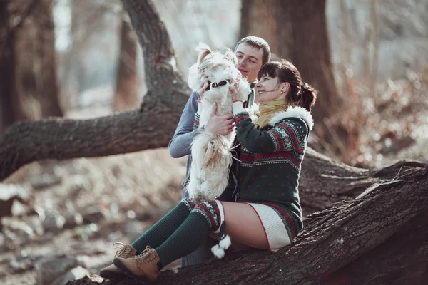 Erkek ve kadın ile onların köpek parkta oynarken. — Stok fotoğraf