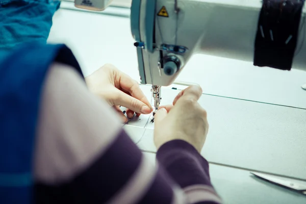 Professionelle Näherin bei der Arbeit. — Stockfoto