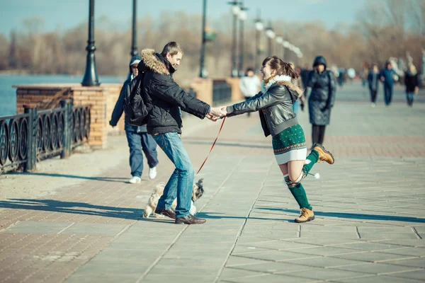 Hombre y mujer paseando con su perro en la calle . —  Fotos de Stock