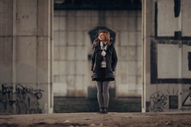 İki kızla birlikte kentsel köprü altında sarılma.