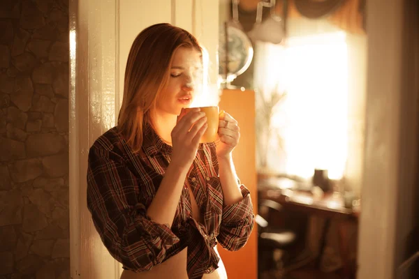 Девушка с утренним чаем на солнце — стоковое фото
