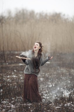 Kötü kalpli cadı yanık alanına büyü büyü döküm.